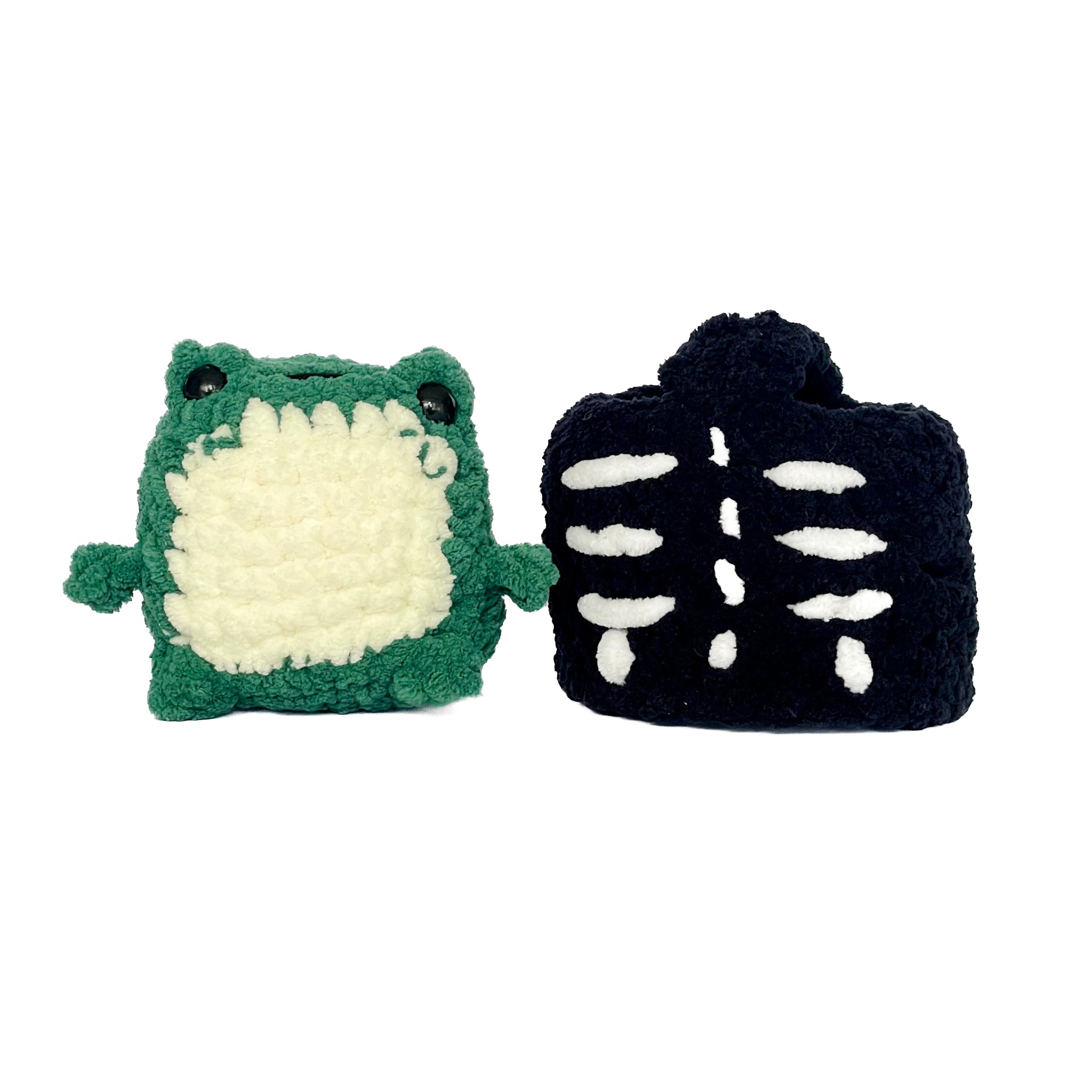Örgü İskelet Kostümlü Kurbağa Oyuncak – Amigurumi El Yapımı Halloween Dekoru | Zovi