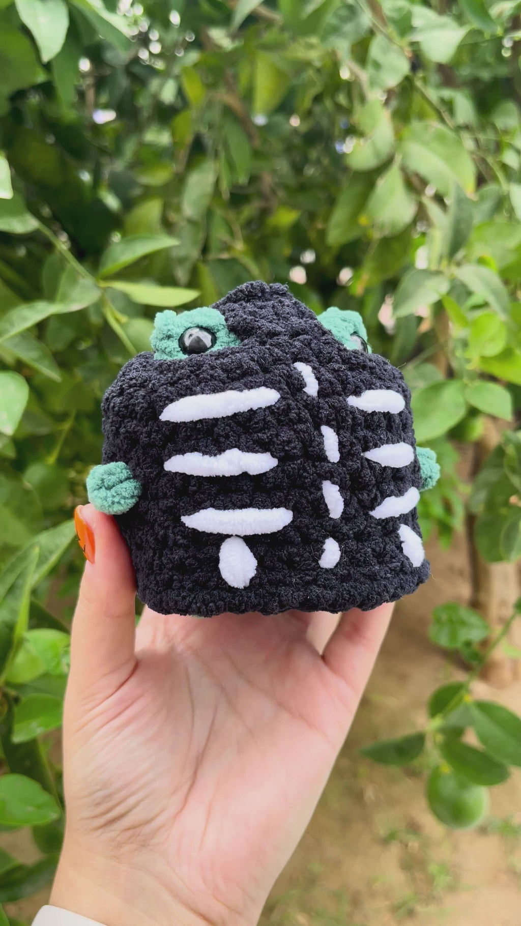 Örgü İskelet Kostümlü Kurbağa Oyuncak – Amigurumi El Yapımı Halloween Dekoru | Zovi